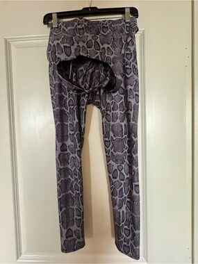 Onzie Gray and Black Snake-Print Leggings